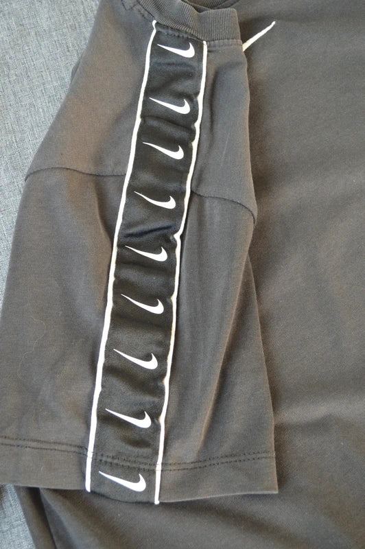 Nike Sportswear Repeat Swoosh Tape T-Shirt in Schwarz – Gr. XS/S