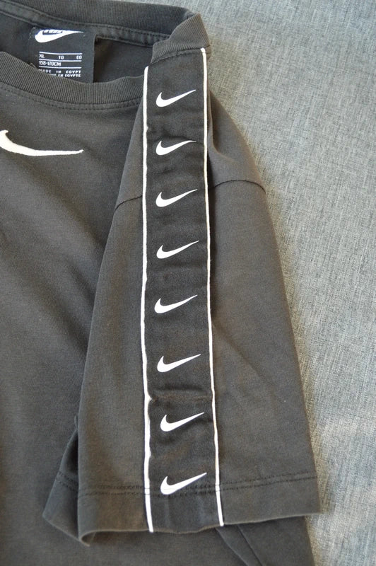 Nike Sportswear Repeat Swoosh Tape T-Shirt in Schwarz – Gr. XS/S