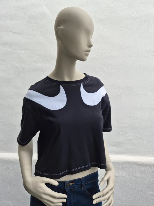 Nike Sportswear – Crop T-Shirt mit Double-Swoosh & Kontrastnähten in Schwarz – Gr. S