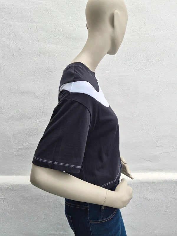 Nike Sportswear – Crop T-Shirt mit Double-Swoosh & Kontrastnähten in Schwarz – Gr. S
