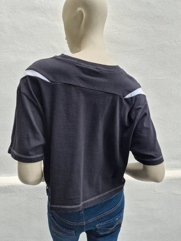Nike Sportswear – Crop T-Shirt mit Double-Swoosh & Kontrastnähten in Schwarz – Gr. S