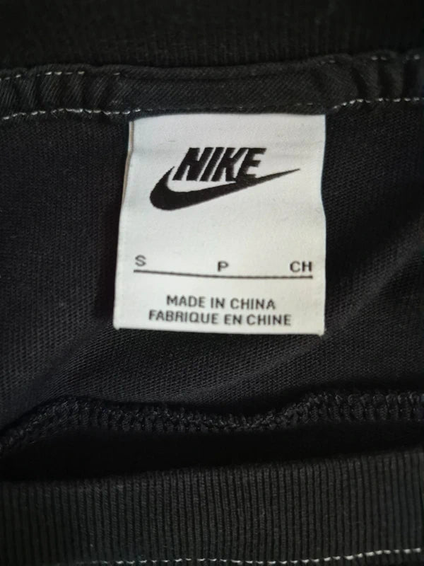 Nike Sportswear – Crop T-Shirt mit Double-Swoosh & Kontrastnähten in Schwarz – Gr. S