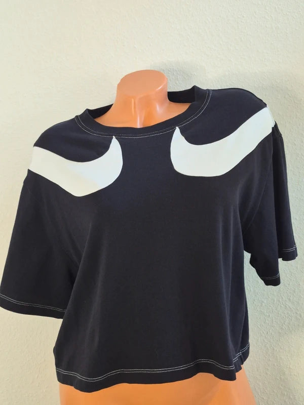 Nike Sportswear – Crop T-Shirt mit Double-Swoosh & Kontrastnähten in Schwarz – Gr. S