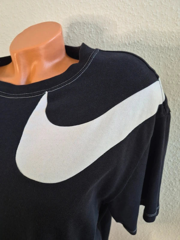 Nike Sportswear – Crop T-Shirt mit Double-Swoosh & Kontrastnähten in Schwarz – Gr. S