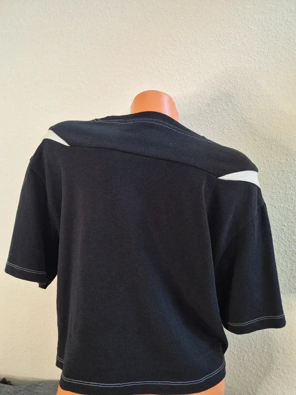 Nike Sportswear – Crop T-Shirt mit Double-Swoosh & Kontrastnähten in Schwarz – Gr. S