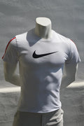 Nike Sportswear „Repeat Tape“ T-Shirt – Weiß/Trikolore – Gr. XS (Sehr gut)
