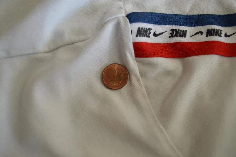 Nike Sportswear „Repeat Tape“ T-Shirt – Weiß/Trikolore – Gr. XS (Sehr gut)
