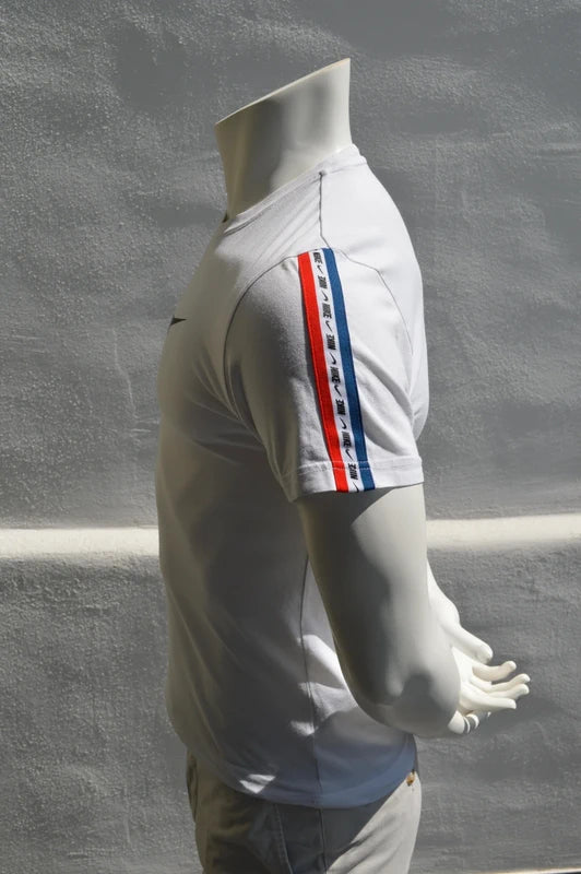 Nike Sportswear „Repeat Tape“ T-Shirt – Weiß/Trikolore – Gr. XS (Sehr gut)
