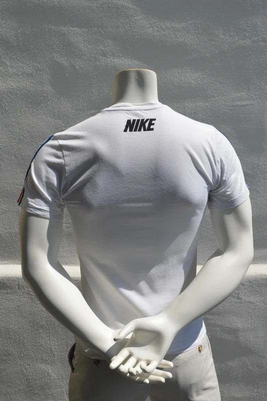 Nike Sportswear „Repeat Tape“ T-Shirt – Weiß/Trikolore – Gr. XS (Sehr gut)