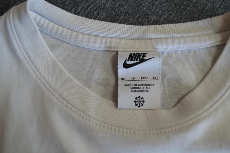 Nike Sportswear „Repeat Tape“ T-Shirt – Weiß/Trikolore – Gr. XS (Sehr gut)