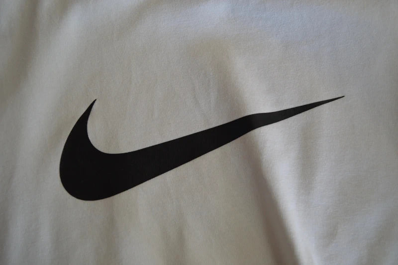 Nike Sportswear „Repeat Tape“ T-Shirt – Weiß/Trikolore – Gr. XS (Sehr gut)