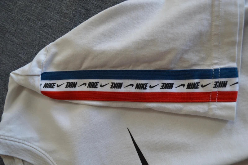 Nike Sportswear „Repeat Tape“ T-Shirt – Weiß/Trikolore – Gr. XS (Sehr gut)