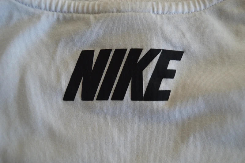 Nike Sportswear „Repeat Tape“ T-Shirt – Weiß/Trikolore – Gr. XS (Sehr gut)