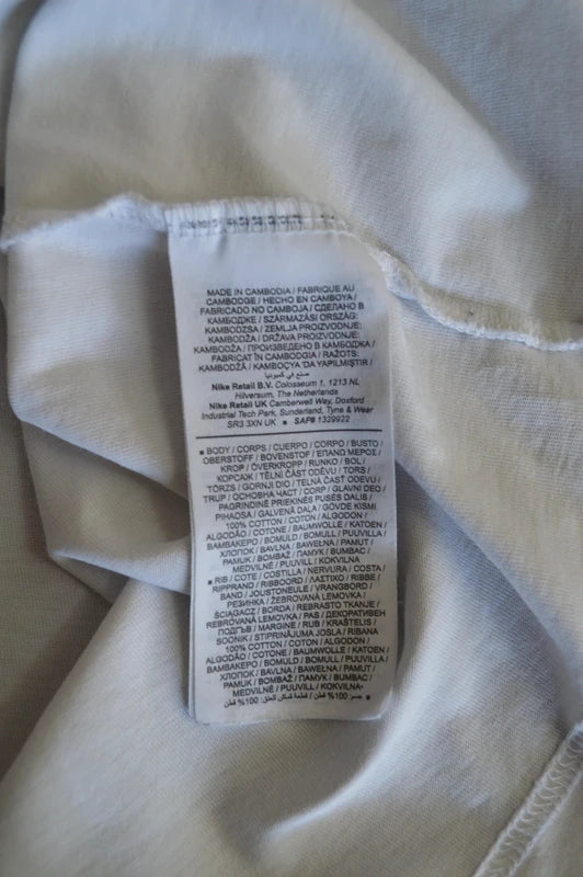 Nike Sportswear „Repeat Tape“ T-Shirt – Weiß/Trikolore – Gr. XS (Sehr gut)