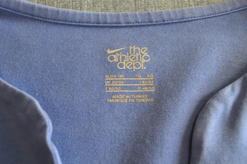 Nike – Damen V-Neck Top "The Athletic Dept." in Lavendelblau – Gr. XL (D 48/50 – Guter Zustand)