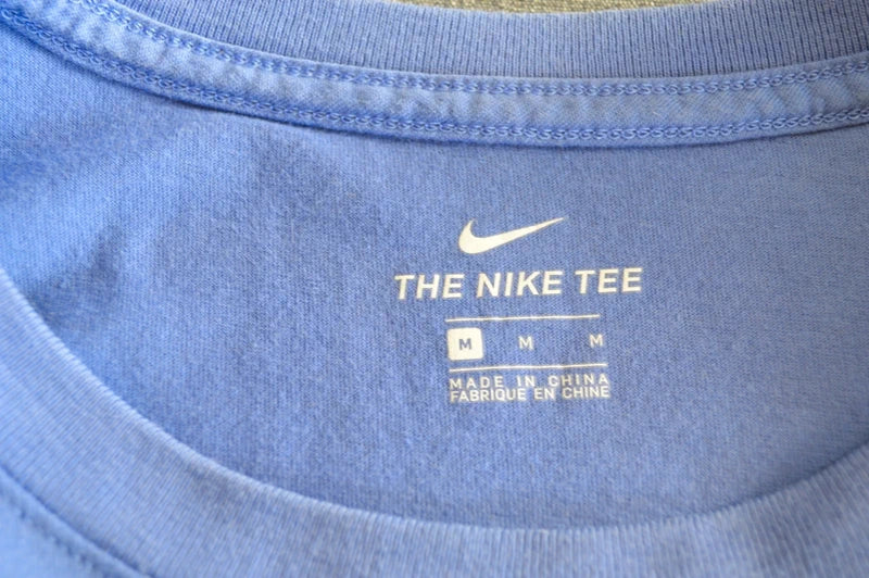 Nike – Herren/Unisex T-Shirt "Futura Icon" in Mittelblau – Gr. M (Schmal geschnitten / Kleines Loch)
