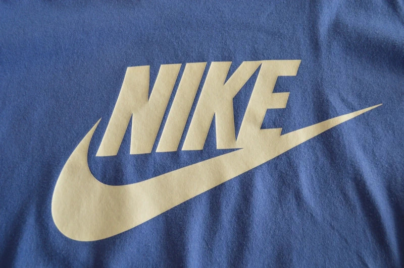 Nike – Herren/Unisex T-Shirt "Futura Icon" in Mittelblau – Gr. M (Schmal geschnitten / Kleines Loch)