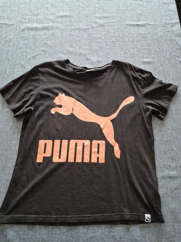 Puma Damen Big Logo T-Shirt in Schwarz/Rosé – Gr. L (lässiger Fit)