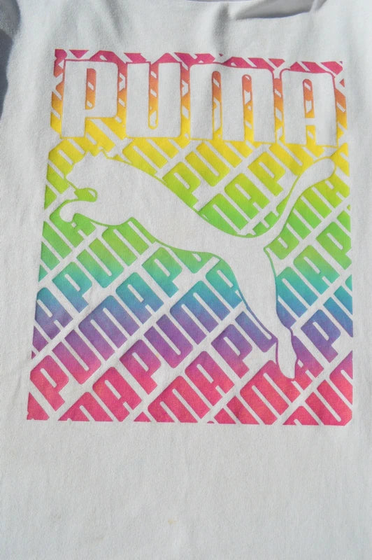 Puma Herren/Unisex Rainbow Logo T-Shirt in Weiß – Gr. S