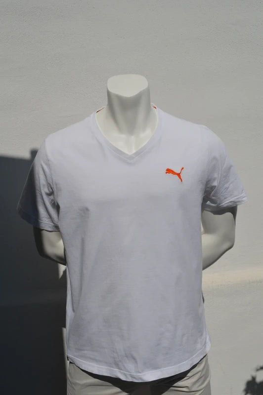 Puma V-Neck T-Shirt in Weiß mit orangefarbener Logo-Stickerei – Gr. XL