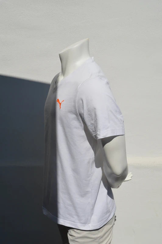 Puma V-Neck T-Shirt in Weiß mit orangefarbener Logo-Stickerei – Gr. XL