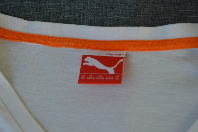 Puma V-Neck T-Shirt in Weiß mit orangefarbener Logo-Stickerei – Gr. XL