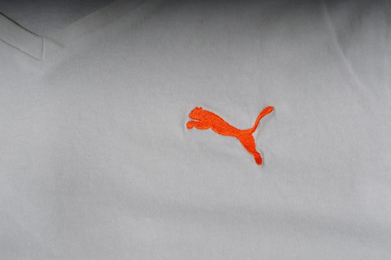 Puma V-Neck T-Shirt in Weiß mit orangefarbener Logo-Stickerei – Gr. XL