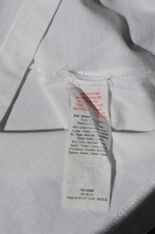 Puma V-Neck T-Shirt in Weiß mit orangefarbener Logo-Stickerei – Gr. XL