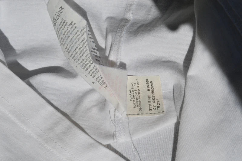 Puma V-Neck T-Shirt in Weiß mit orangefarbener Logo-Stickerei – Gr. XL