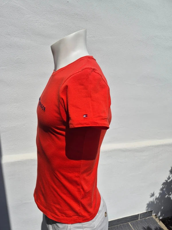 ommy Hilfiger Damen T-Shirt Rot mit edler Brust-Stickerei – Größe S (Sehr guter Zustand)