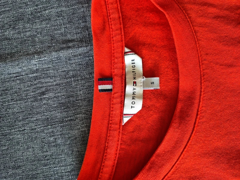 ommy Hilfiger Damen T-Shirt Rot mit edler Brust-Stickerei – Größe S (Sehr guter Zustand)