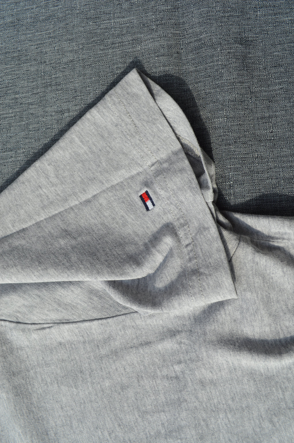 Tommy Hilfiger Herren T-Shirt Grau Meliert mit Est. 1985 Brust-Stick – Größe M (Organic Cotton)