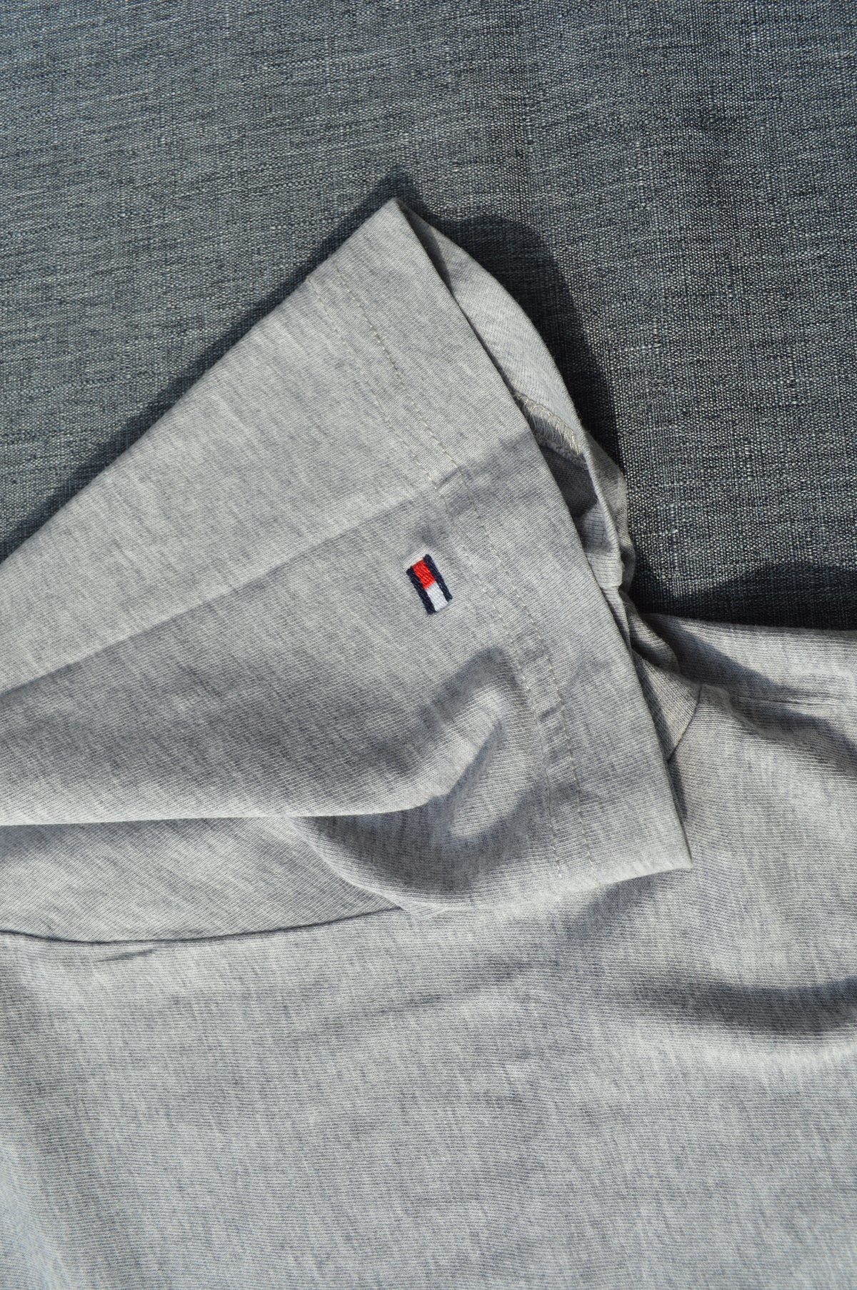 Tommy Hilfiger Herren T-Shirt Grau Meliert mit Est. 1985 Brust-Stick – Größe M (Organic Cotton)