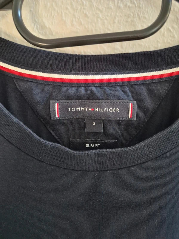 Tommy Hilfiger – Slim Fit Graphic T-Shirt Established 1985 in Navy-Blau – Gr. S