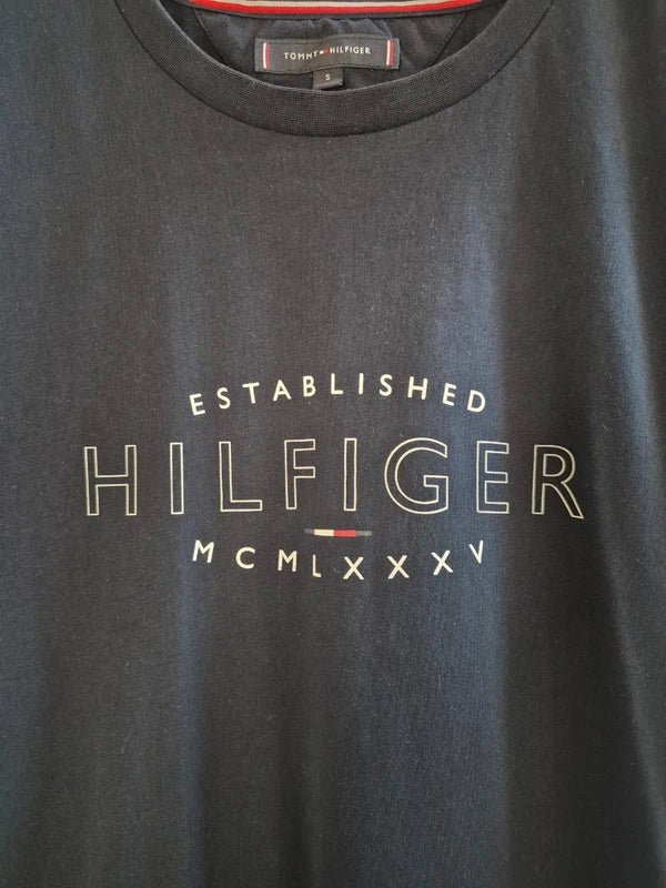 Tommy Hilfiger – Slim Fit Graphic T-Shirt Established 1985 in Navy-Blau – Gr. S