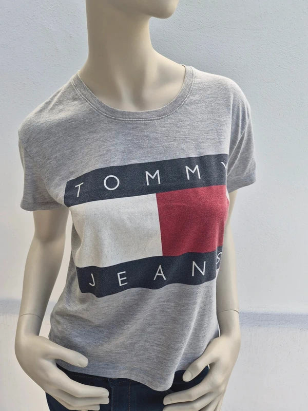 Tommy Jeans Damen Crop T-Shirt in Grau-Meliert mit Flaggen-Logo – Gr. XS