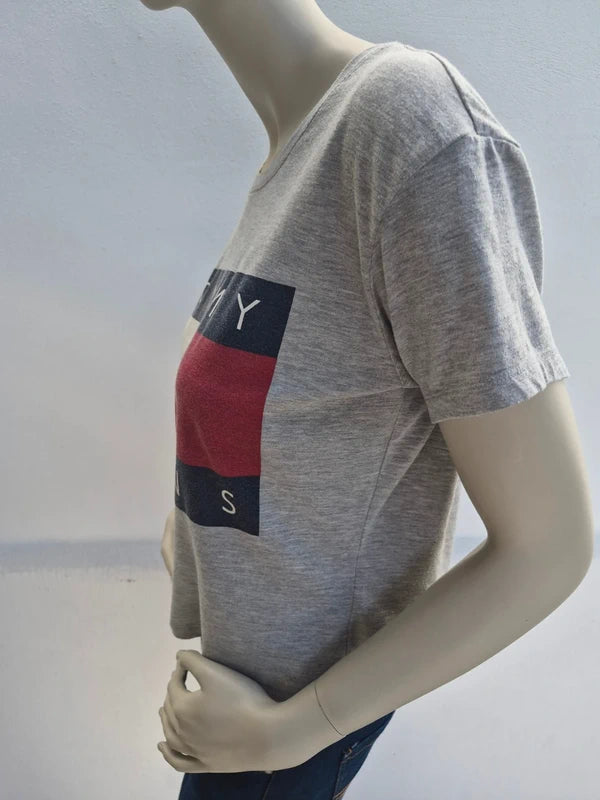 Tommy Jeans Damen Crop T-Shirt in Grau-Meliert mit Flaggen-Logo – Gr. XS
