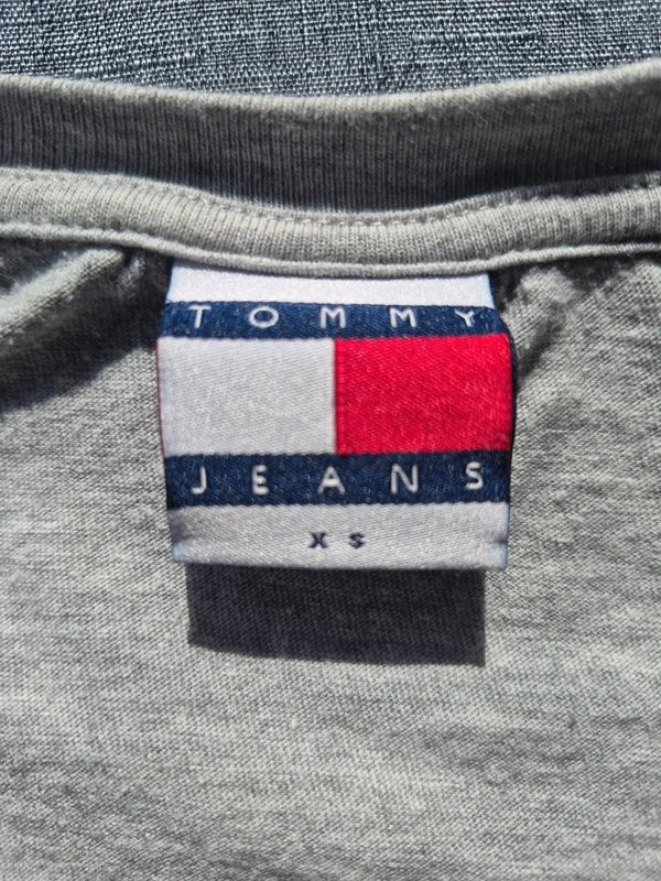 Tommy Jeans Damen Crop T-Shirt in Grau-Meliert mit Flaggen-Logo – Gr. XS