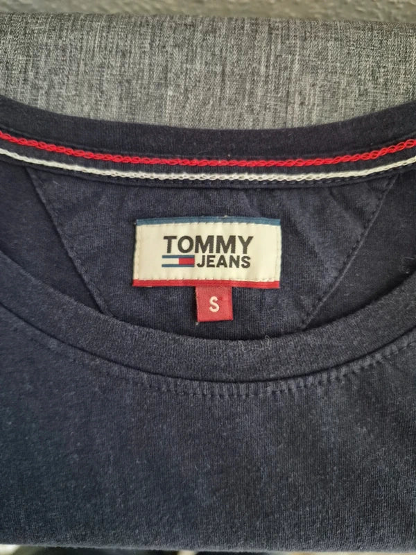 Tommy Jeans Damen Logo T-Shirt – Dunkelblau mit Graphic-Print – Gr. S