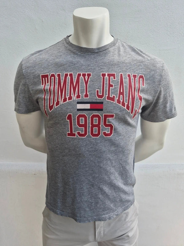 Tommy Jeans Herren/Unisex College Logo T-Shirt in Grau/Rot – Gr. XS