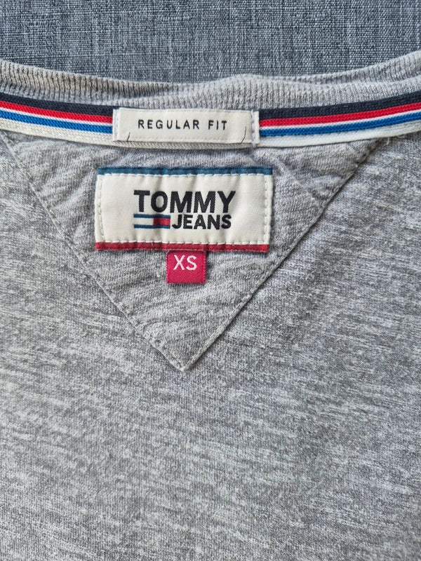 Tommy Jeans Herren/Unisex College Logo T-Shirt in Grau/Rot – Gr. XS