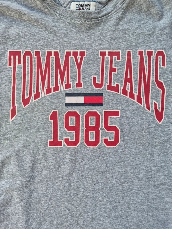 Tommy Jeans Herren/Unisex College Logo T-Shirt in Grau/Rot – Gr. XS