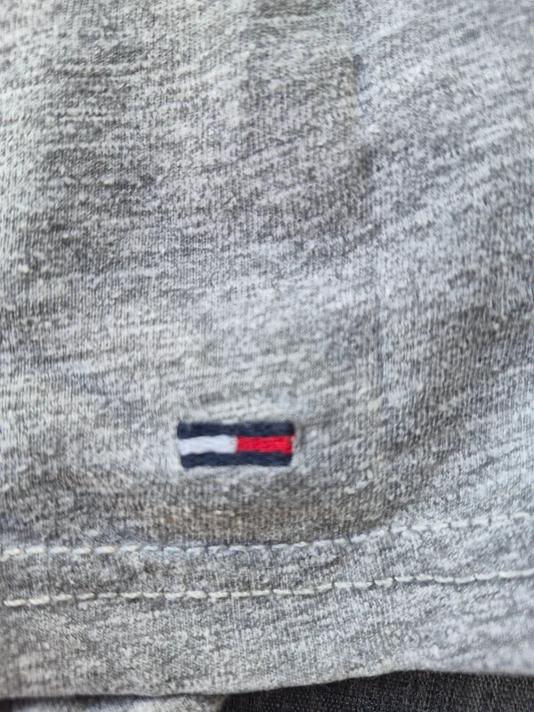 Tommy Jeans Herren/Unisex College Logo T-Shirt in Grau/Rot – Gr. XS
