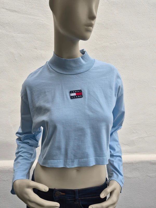Tommy Jeans – Damen Crop Mock-Neck Langarmshirt in Pastellblau – Gr. S