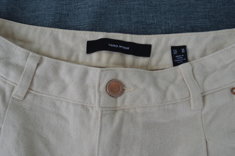 Vero Moda Damen High-Waist Bundfalten-Jeans in Creme  Off-White – Gr. M