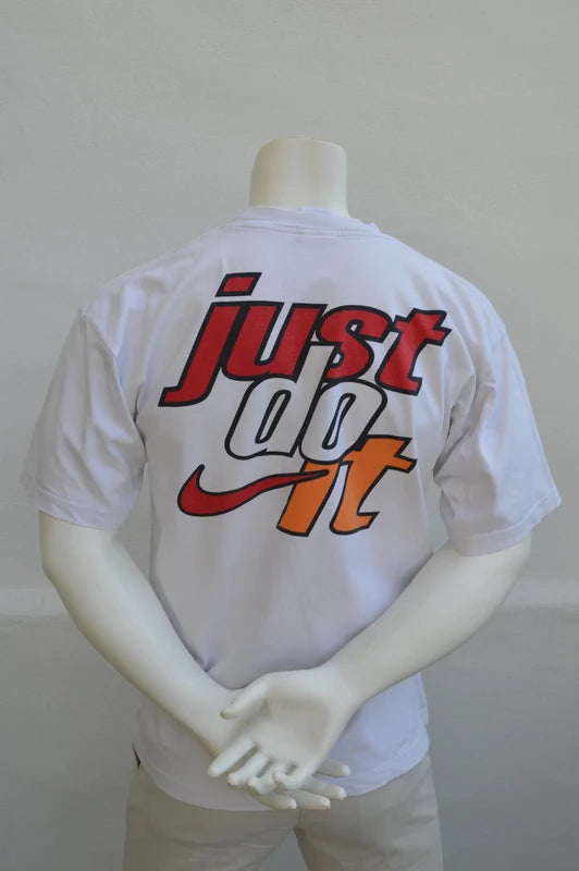 Vintage Nike „Just Do It“ Big Backprint T-Shirt – Weiß/Rot – Gr. M (fällt aus wie L / Oversized)