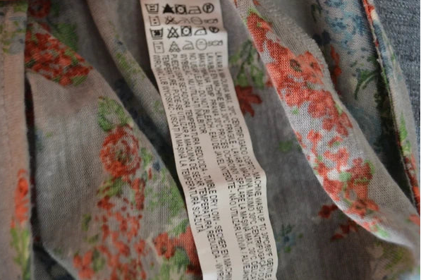 Zara Trafaluc Flowy Wide-Leg Palazzohose mit Blumenmuster – GrauRot – Größe M (Hervorragender Zustand)