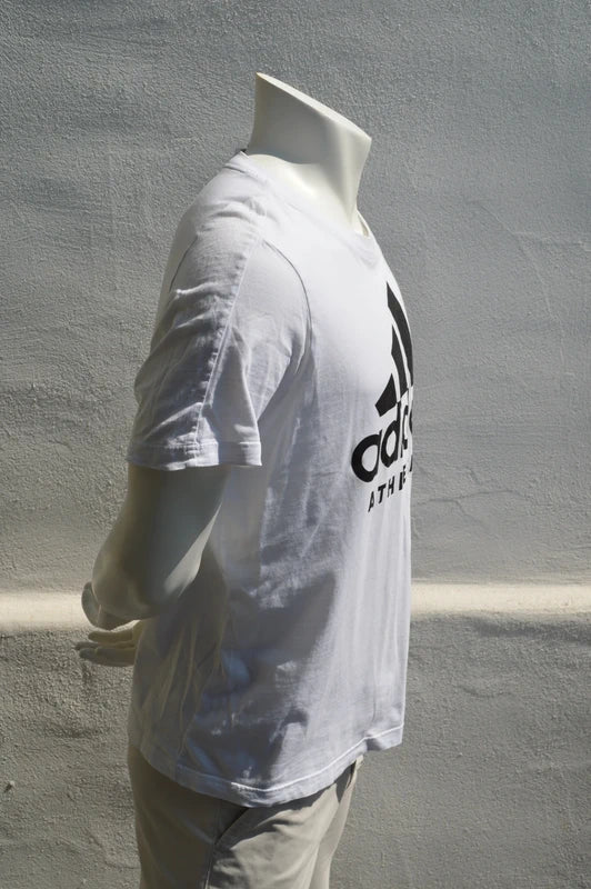 adidas Athletics Badge of Sport T-Shirt in Weiß – Gr. M