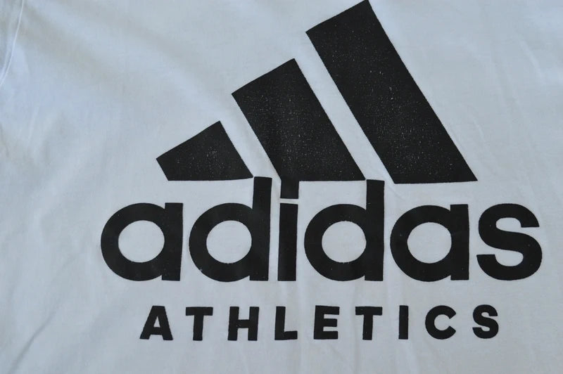adidas Athletics Badge of Sport T-Shirt in Weiß – Gr. M