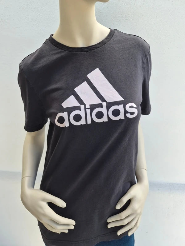 adidas Damen Essentials Big Logo T-Shirt in Washed Black – Gr. S